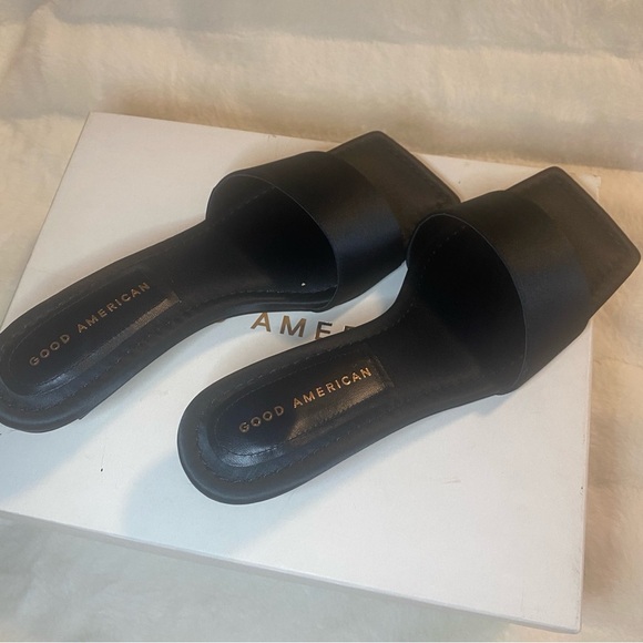 New in a Box GOOD AMERICAN - Kickstand Slide Sandal -
Black - Size 7 - Picture 11 of 16